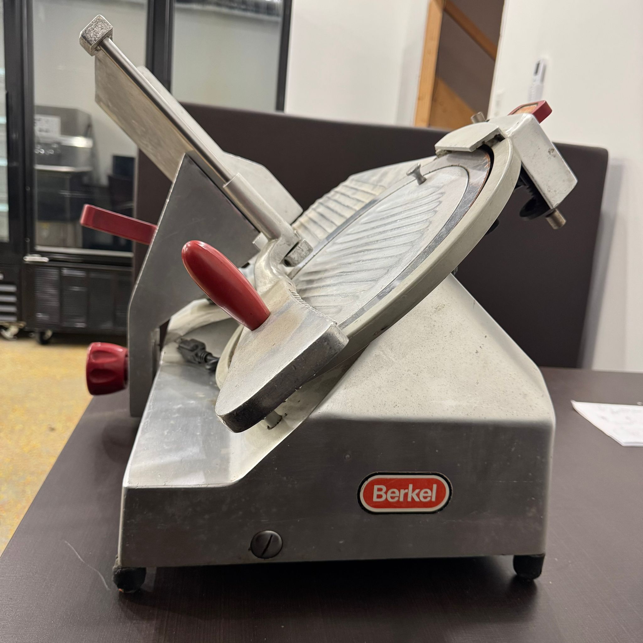 Berkel 827A – 12″ Manual Gravity Feed Economy Meat Slicer - Image 2
