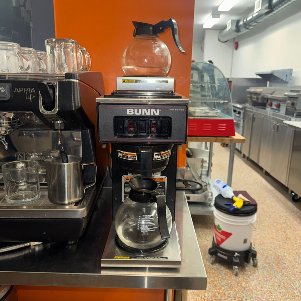 BUNN VP17-2 – Pourover Coffee Brewer with 2 Warmers (60 Cups/Hour)