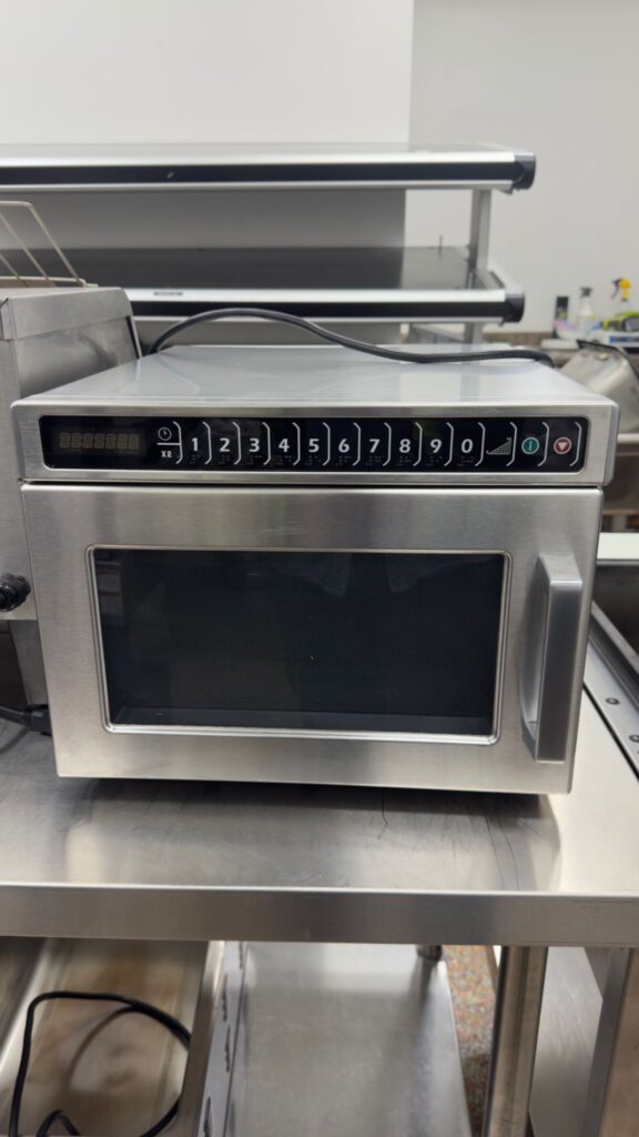 Amana HDC12A2 – 1200W Digital Heavy-Duty Commercial Microwave Oven